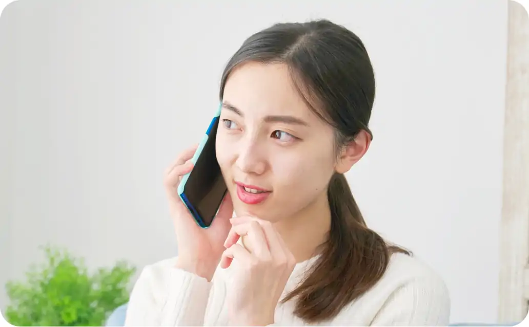 電話をかける女性の画像