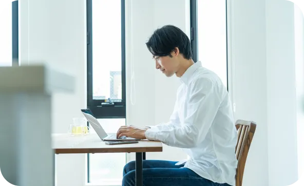 PCに向かう男性
