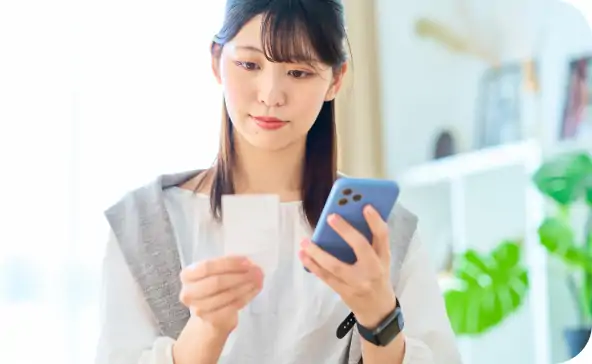 スマホを見る女性